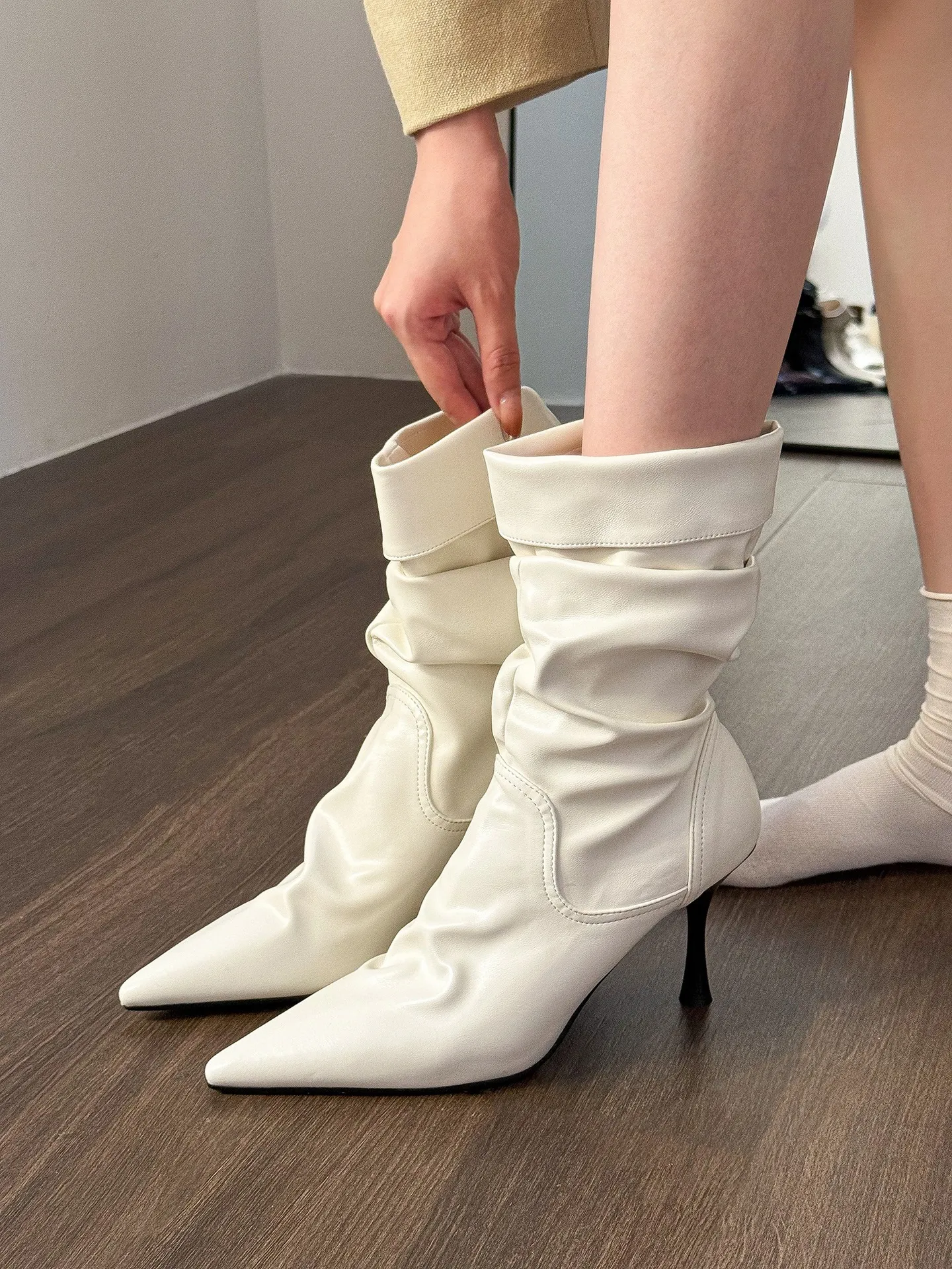 Gentle And Fashionable! Milk White Tip Wrinkles High And Short Boots Women Autumn Piles Of Thin Boots HZ0115