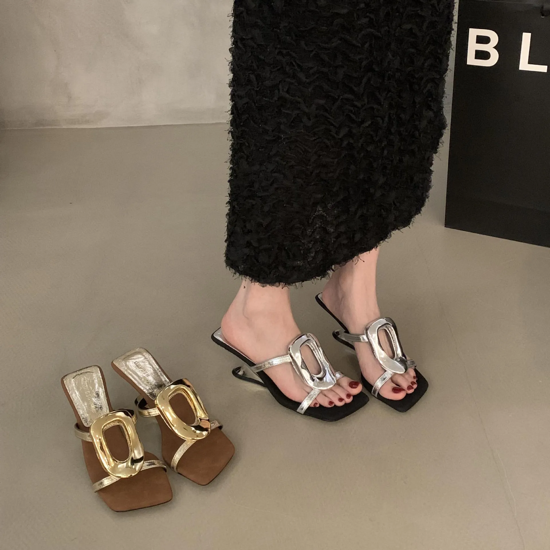 French Metal Side-Buckled Fashion Cool Slippers Wear 2025 Summer New Square Toe And High Heel Sandals Woman HZ0115