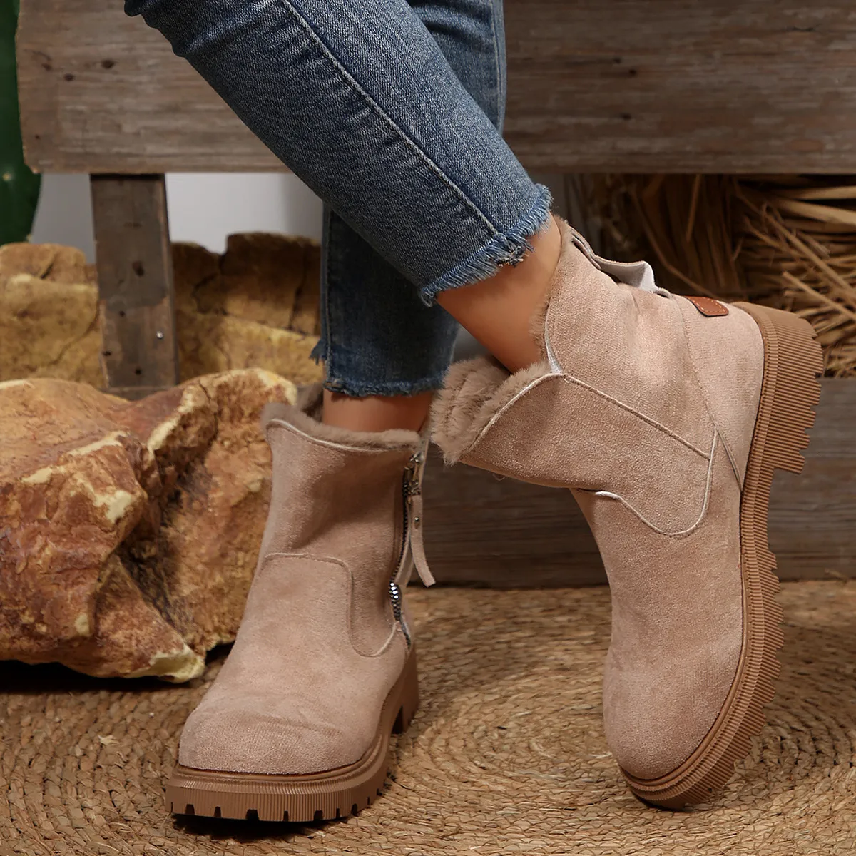 In The Winter Of 2025, The New Snow Boots Woman And The Woman With Velvet Thicken And Warm Fashion Casual Cotton Shoes HZ0115