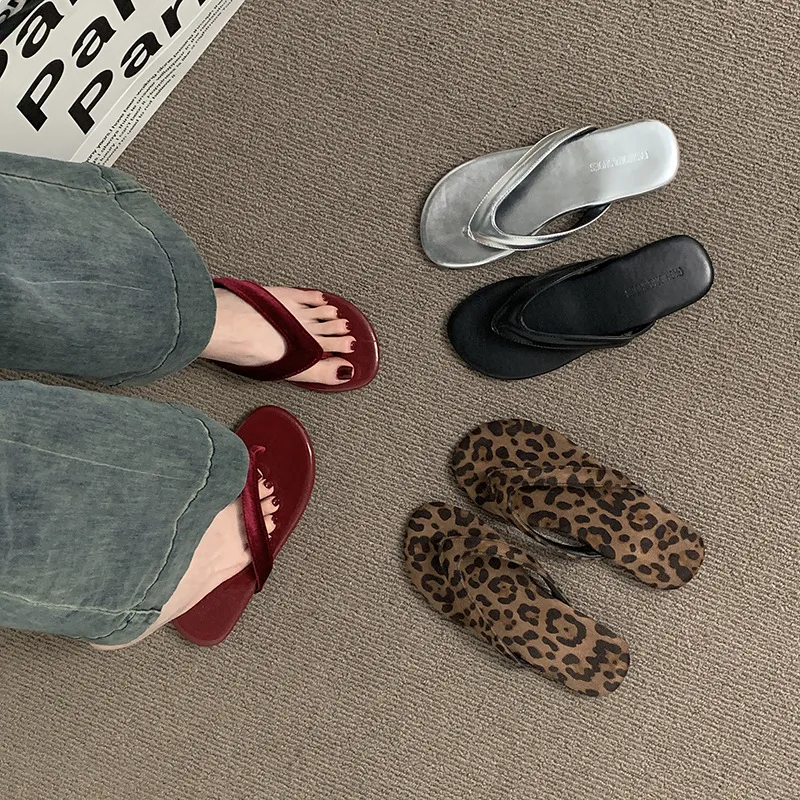 Fashion Ins Flat-Bottomed Flip-Flops Women's Summer Wear Leopard-Print Cold Slippers Seaside Pins Women's Shoes HZ0115