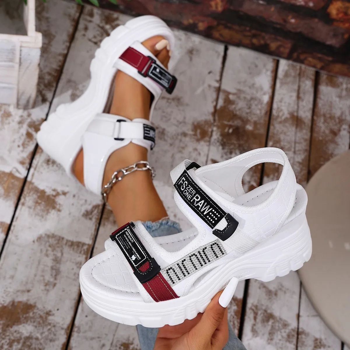 Casual Sports Sandals Women Wear 2025 New Summer Drill Thick Bottom Magic Stick Soft Bottom Roman Beach Shoes HZ0115