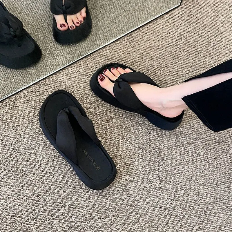Super Fire Thick Bottom Flip-Flops Women Wear 2025 New Net Red Niche Feel Cool Toe Beach Shoes HZ0115