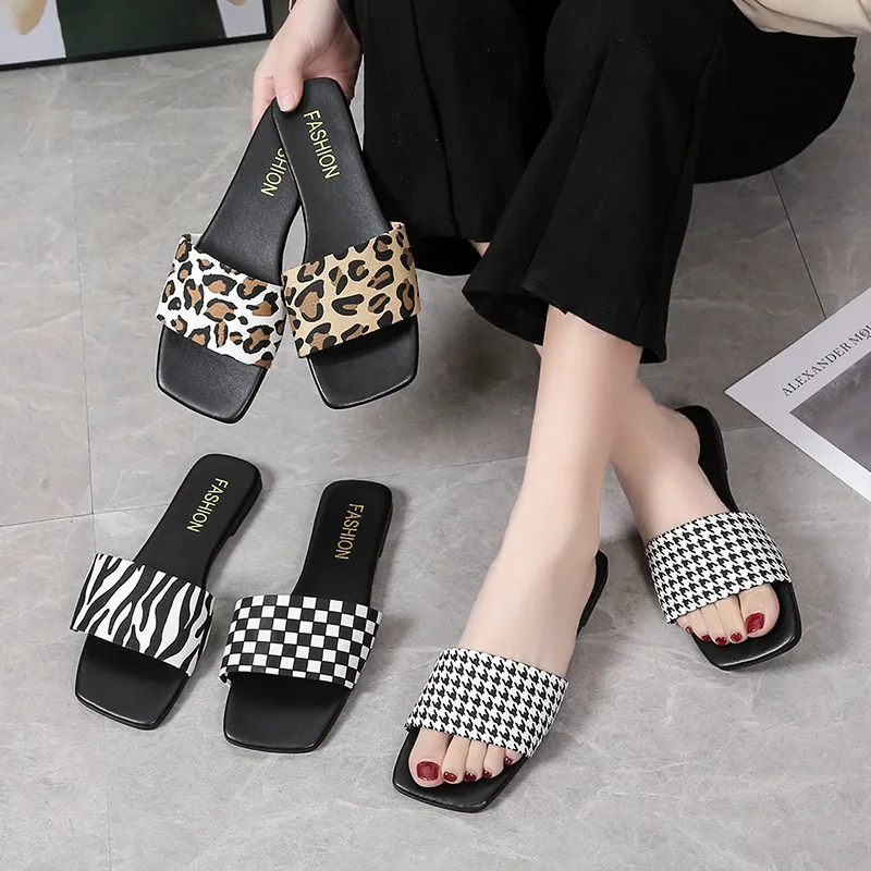 Flat-Bottomed Slippers Women 2025 Summer New Leisure Chessboard Beach Word Cold Slippers Women HZ0115