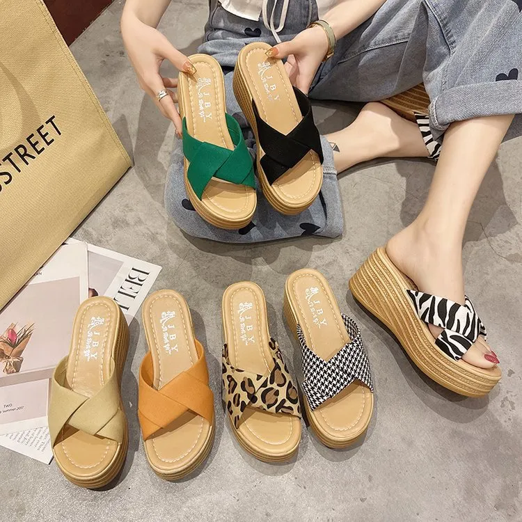 Thick Bottom Slippers Women 2025 Spring And Summer Korean Version Of The New Fashion Cross Leopard Lattice Slope With A Word Cold Slippers HZ0115
