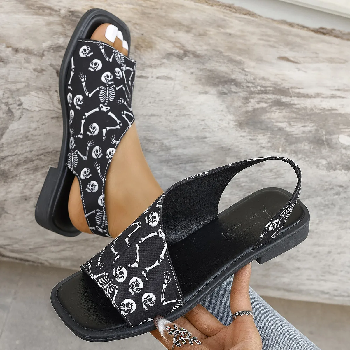 Leopard Sandals Women 2025 Summer New Large-Size Fish Mouth Side Empty Fashion Thick Heel Low-Heeled Sandals Tide HZ0115