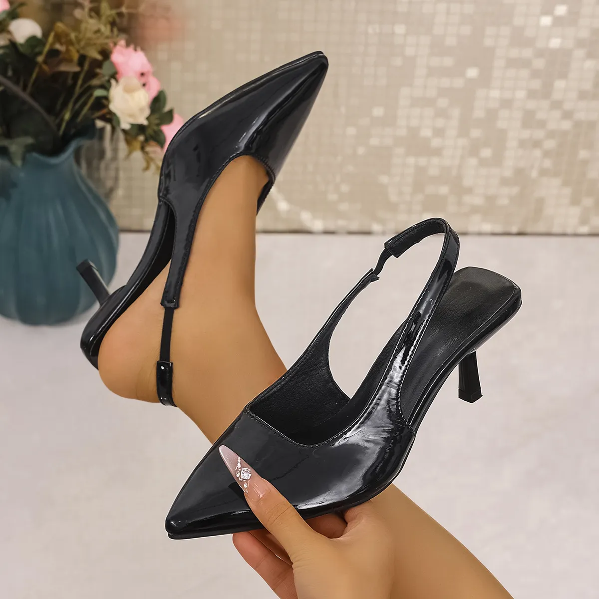 Sharp-Headed Casual Fine Heeled Sandals Women In The Autumn Of 2025 New Word With Buckle Fashion High Heels HZ0115