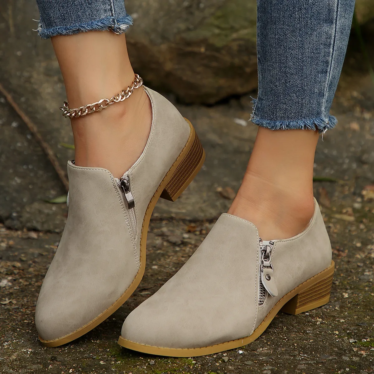 2025 Autumn And Winter British Sharp Short Boots Women Retro Side Zipper In The Leather Boots Size 43 Martin Boots HZ0115