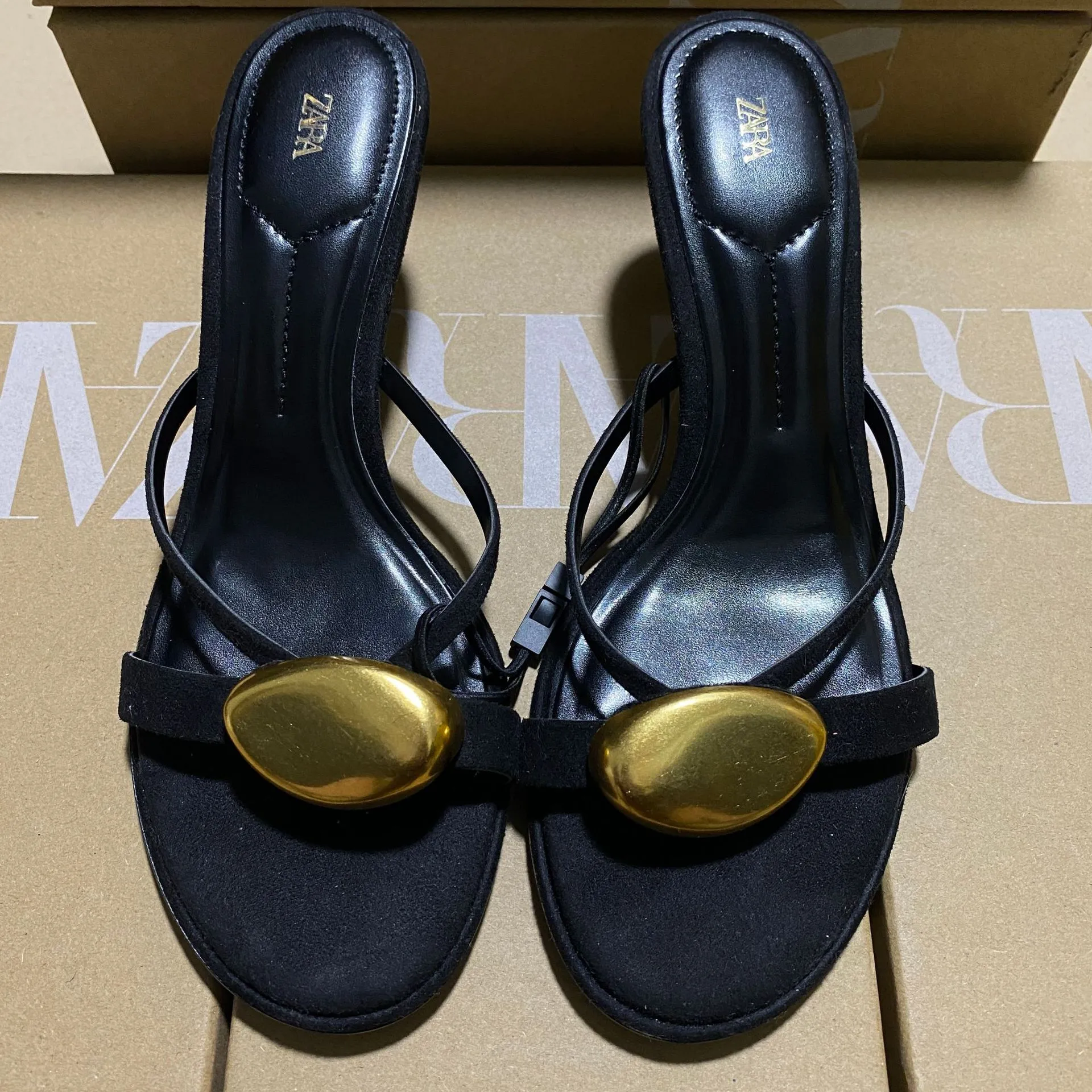 ZAJ2025 Spring New Women's Shoes Black Metal Details Decorating Round Head Fine High Heel Elegant Fashion Sandals HZ0115