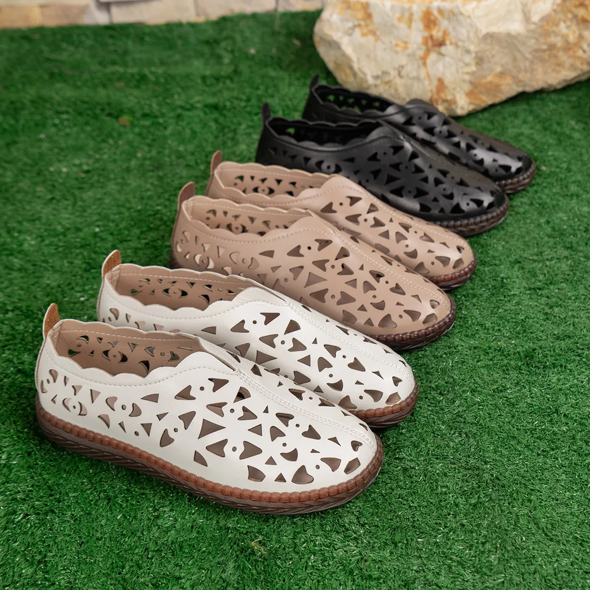 2025 Spring And Summer Breathable Hollow Mother Sandals Women Flat-Bottomed Soft Base Size 42 Middle-Aged Women's Hole Shoes HZ0115