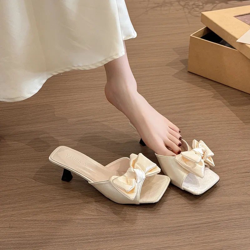 In The Summer Of 2025, The New Silk And Satin Bows And Slippers Are Denyer And Cool Slippers Temperament. HZ0115