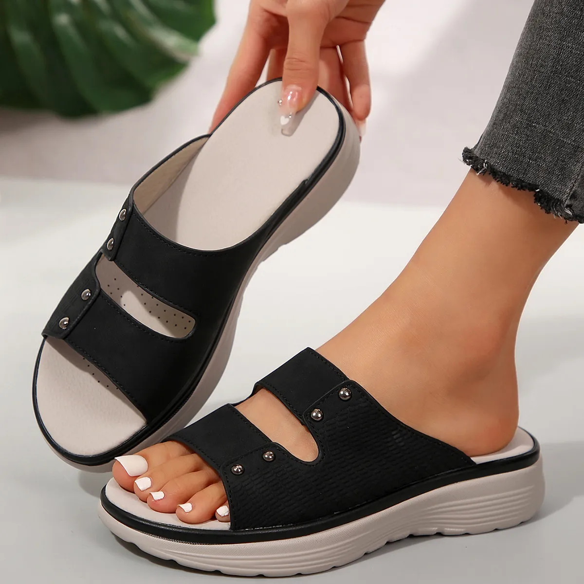 2025 New Summer Thick-Soled Slippers Women's Shoes Thick Soles With Casual Slippers Outside Wearing Cold Slippers HZ0115